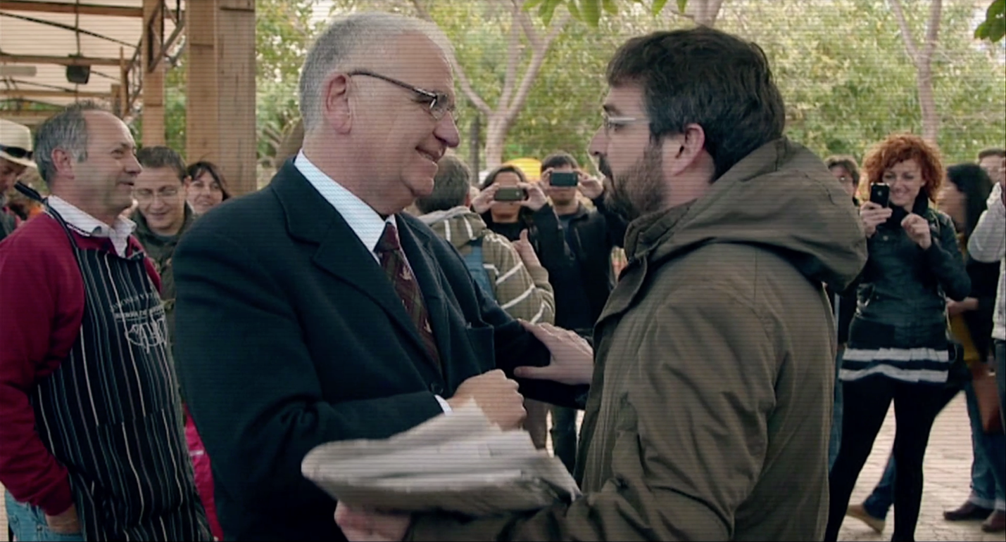 Jordi Évole, director de “Salvados”, le pregunta a Juan Cotino por su gestión del accidente, y éste se niega a responder.